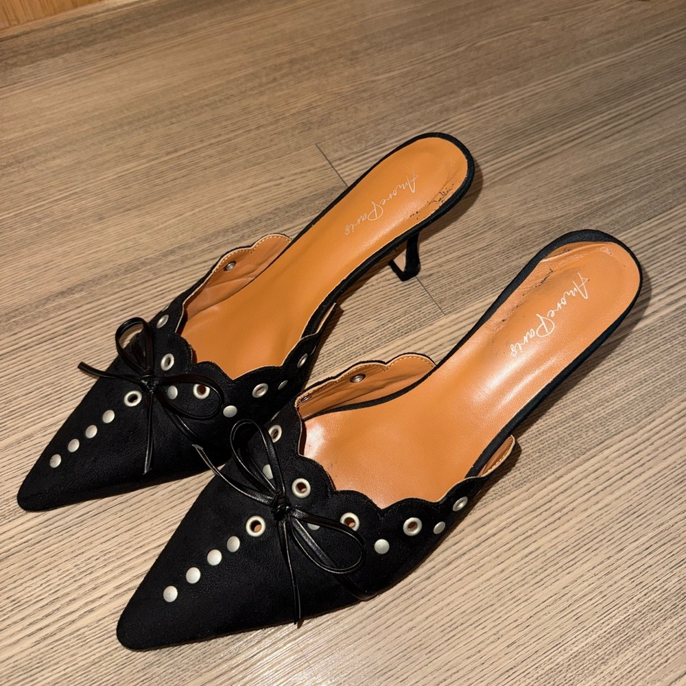 Vintage Black suede pointed toe kitten heels silver metal detailing bow